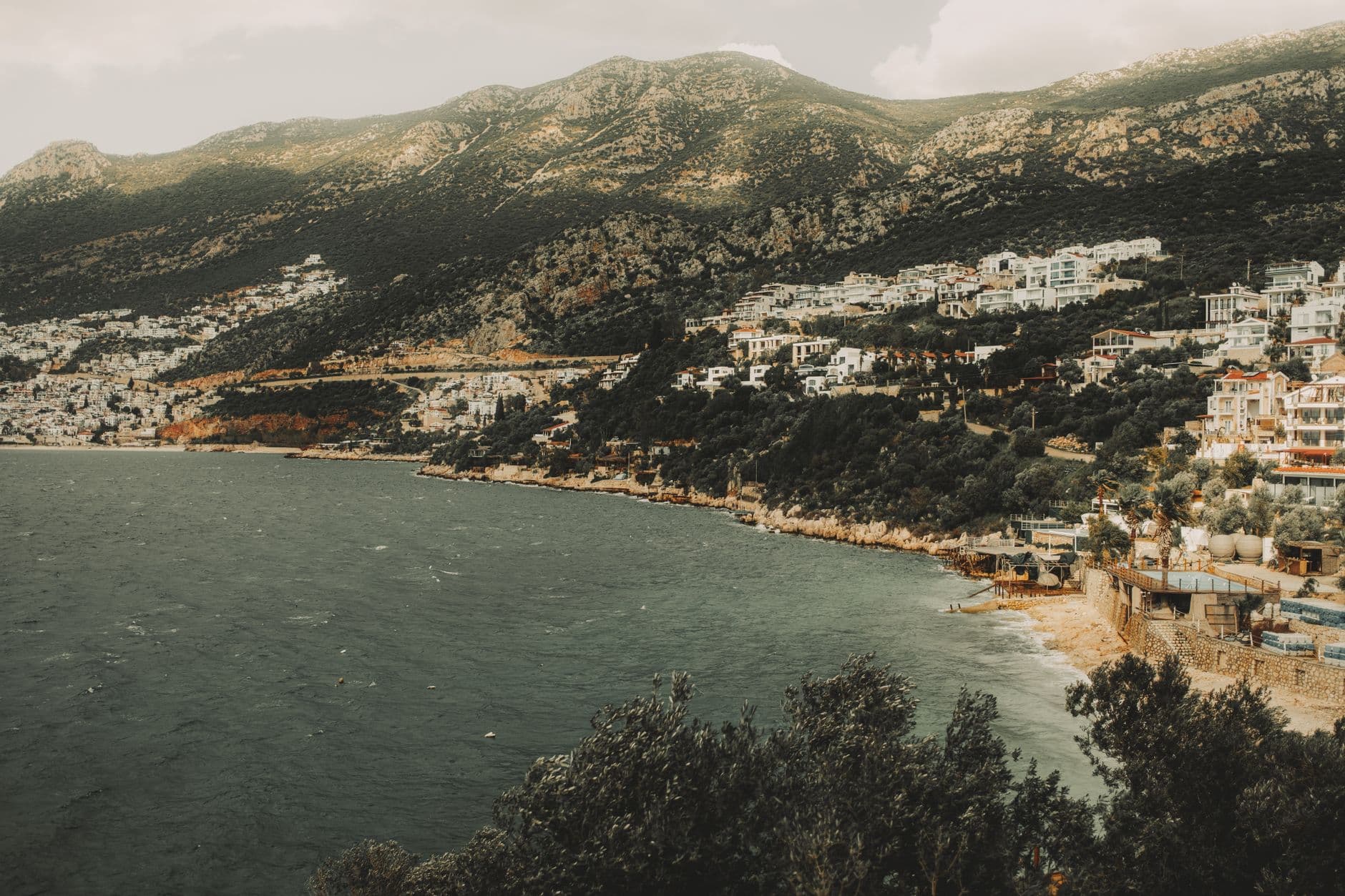 Kalkan'da Nerede Kalınır: Bölge Bölge Rehber